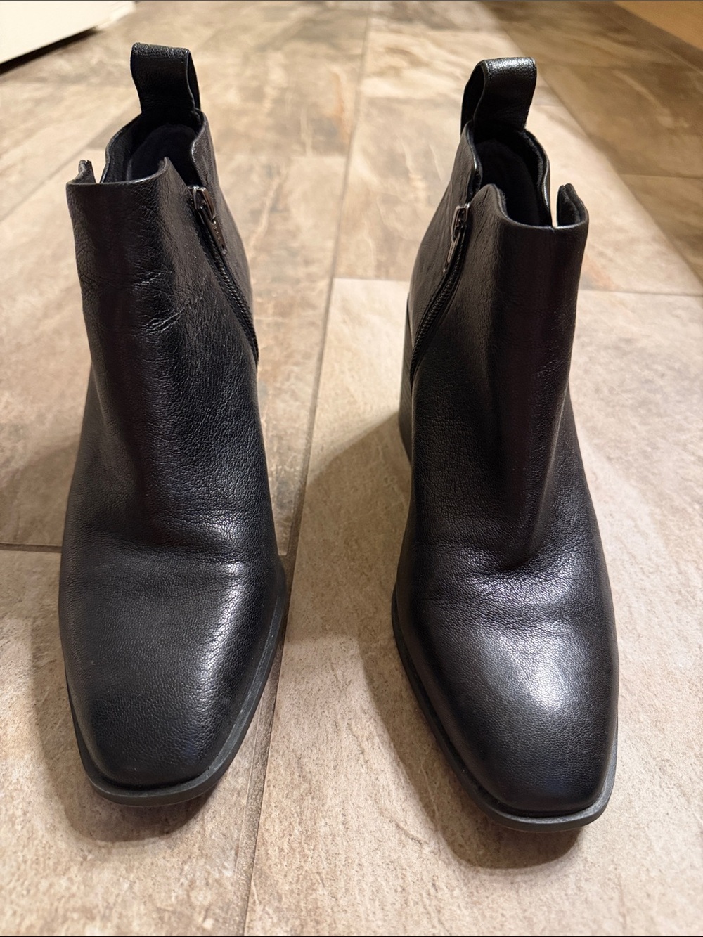 EUC Vionic Women’s Black Leather Zip Ankle Boots